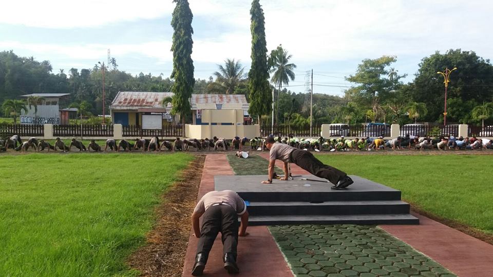 Terlambat Ikut Apel, Kapolres 'Push Up' Di Depan Bawahanya